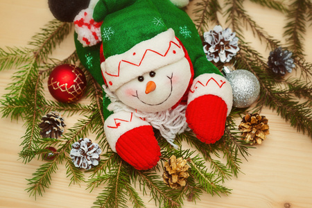 圣诞装饰品和雪人，圣诞树背景