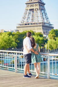 年轻对浪漫的情侣度假，在巴黎