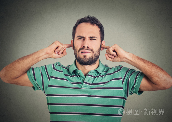 不高兴的人用手指堵住耳朵不想