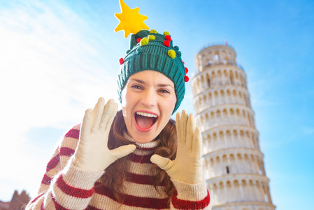 女人在圣诞树帽子前靠旅游大喊