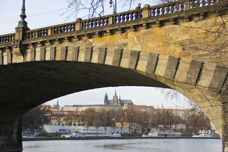 后面的桥，捷克共和国布拉格城堡。2012 年 1 月