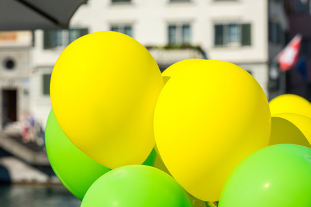 明亮的黄色和绿色的气球