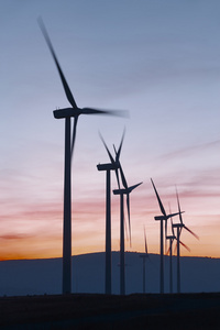 轧机风场的黄昏。全球变暖。可持续能源