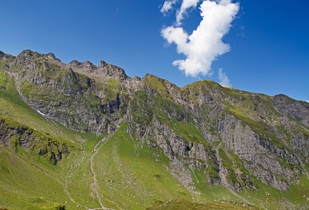 在瑞士的阿尔卑斯山徒步旅行