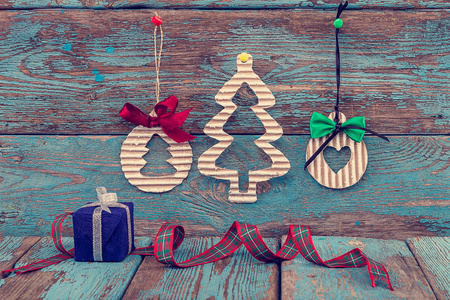 圣诞树 球和在木板上的礼物