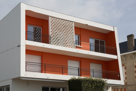 现代公寓的细节与阳台和红色墙壁