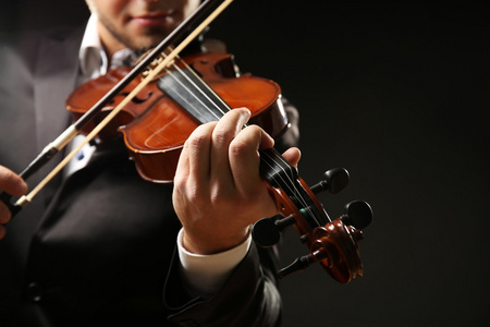 音乐家演奏小提琴图片