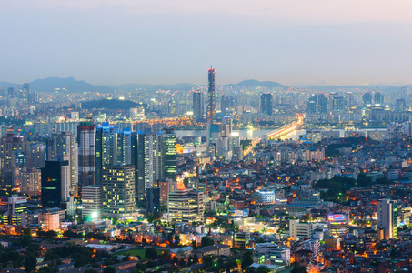 到了晚上，韩国首尔城市天际线