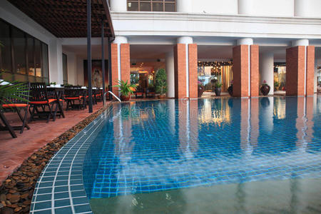 酒店近景带楼梯的游泳池