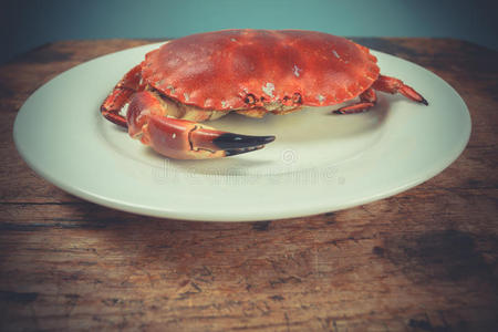 盘子里的螃蟹