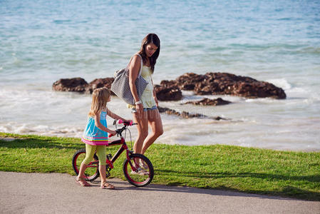 骑自行车沙滩儿童
