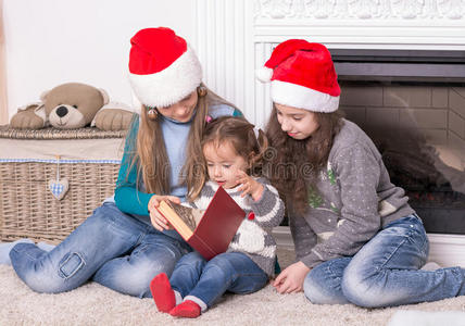 姐姐们在读他的小妹妹的圣诞故事。