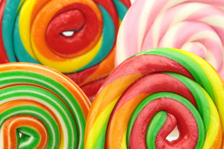 彩色螺旋棒棒糖，宏观图像为背景。