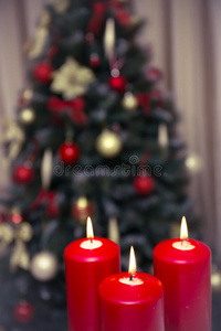 用三根蜡烛装饰圣诞树