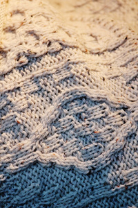 特写笨重的爱尔兰羊毛电缆针织, 羊绒和阿兰冬季男式毛衣在冬季背景纹理特写