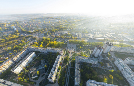 空中城市视野与十字路口路房子大厦和公园