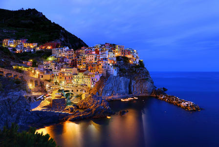 在晚上，意大利 Manarola