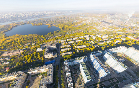 空中城市视野与十字路口路房子大厦和公园