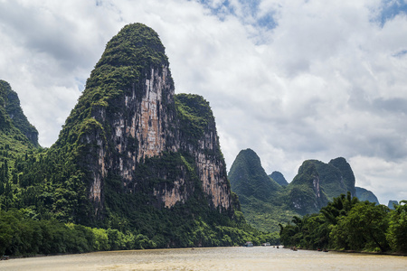 喀斯特山区和石灰岩山峰的中国漓江