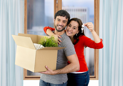 幸福的夫妇一起搬进一所新房子拆包纸箱