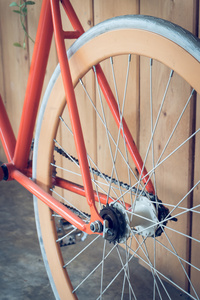 固定的齿轮自行车停放与木墙，关闭了图像