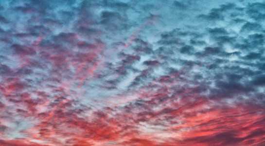 蓝色和红色的夕阳的天空