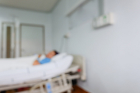 在床上的病人睡眠，图像的模糊医院背景