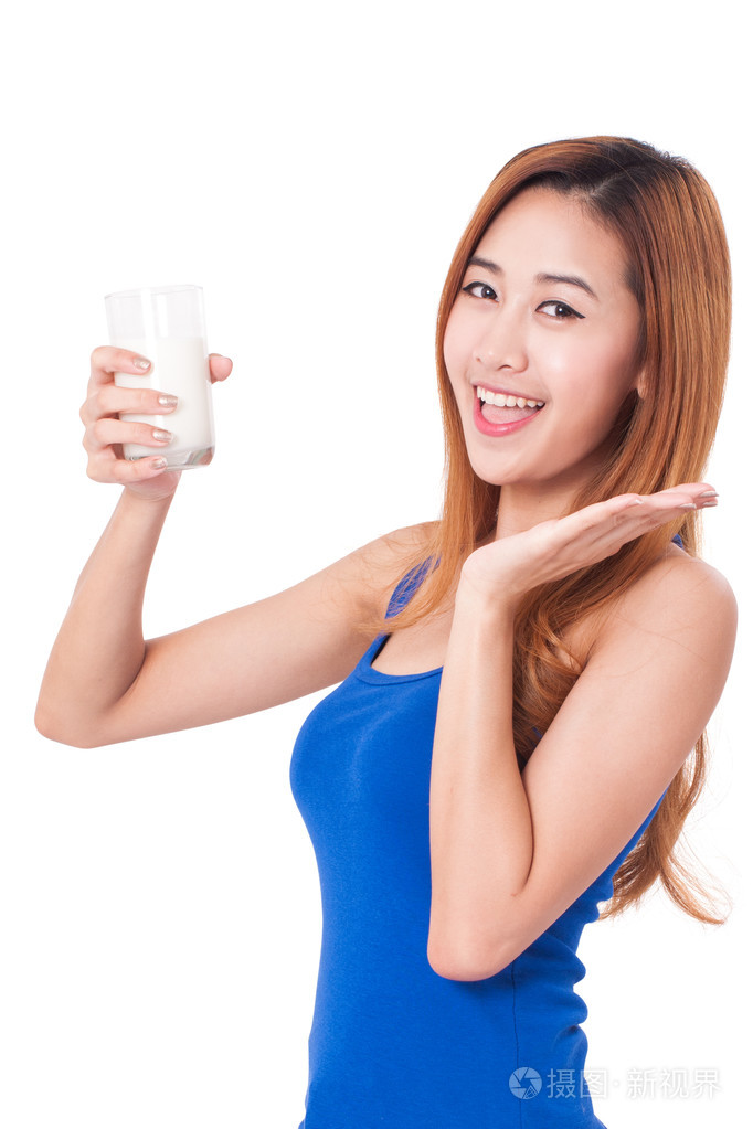 喝牛奶的快乐年轻女人的画像