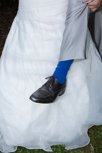 新娘穿着白色婚纱与新郎同蓝色的袜子和裤子