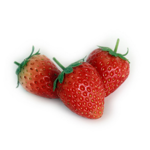新鲜红成熟的草莓上白色隔离