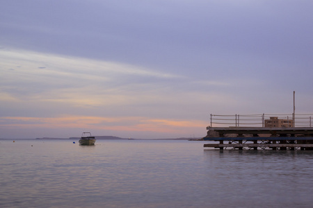 2014年3月1日摩托艇停泊在海湾傍晚日落的红海沿岸，从酒店海滩阿尔巴特罗度假村沙埃尔谢赫埃及