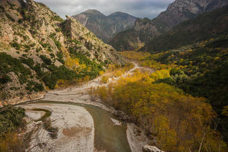 风景秀丽的山秋季景观与河图片