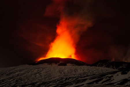 火山喷发。埃特纳火山喷发从火山口 Voragine