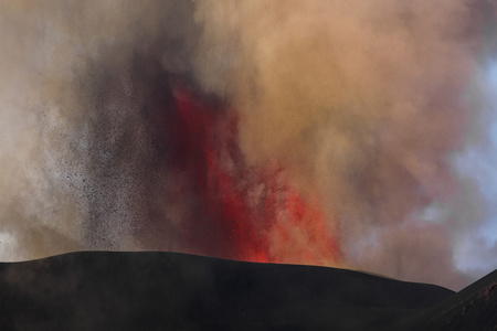 火山喷发。埃特纳火山喷发从火山口 Voragine