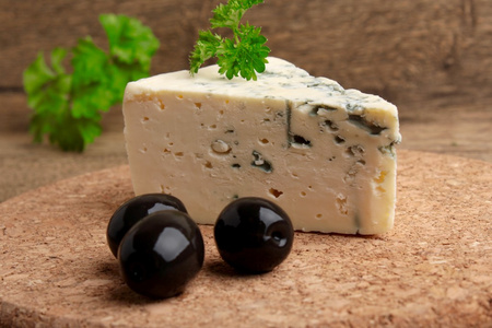 法国蓝纹奶酪木背景
