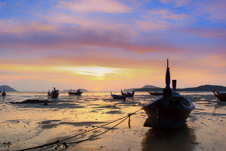 传统的泰国小船在海边的夕阳。甲米奥南