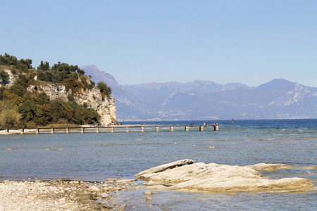 在西尔米奥在意大利北部的加尔达湖上海滩的风景
