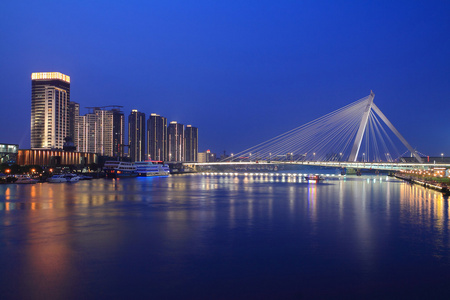 城市桥梁的夜景图片