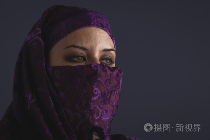 与传统的罩袍面纱的女人