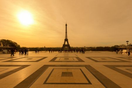 在巴黎著名的埃菲尔铁塔