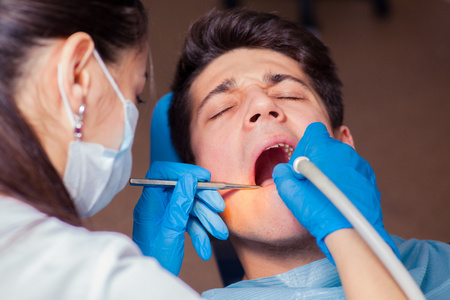 牙医治疗病人牙齿的牙医