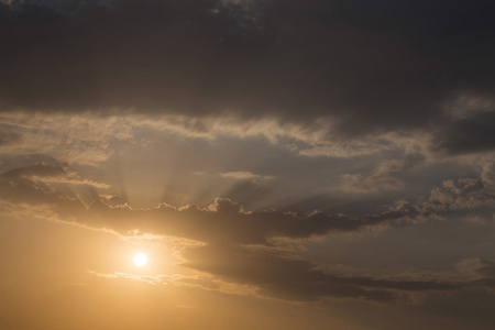 在傍晚的阳光光线的夕阳的天空背景