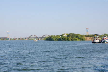 河岛上的桥和教堂。乌克兰德诺罗普罗彼得罗夫斯克