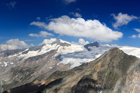 山顶 Grossvenediger 南脸和冰川在陶恩山阿尔卑斯山，奥地利