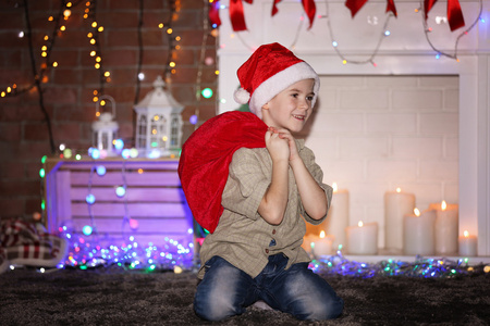 小男孩与圣诞老人袋