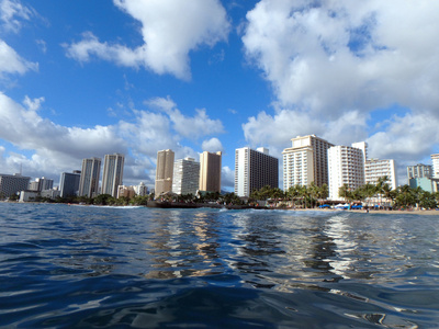 海浪拍打皇后海滩和码头