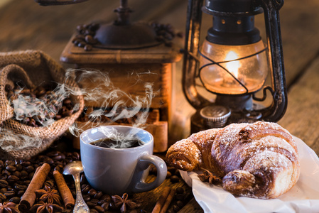 农村意大利早餐的咖啡和羊角面包在木制的桌子上