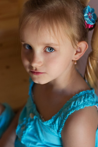 美丽可爱的小女孩在一件蓝色的连衣裙，蓝眼睛的肖像