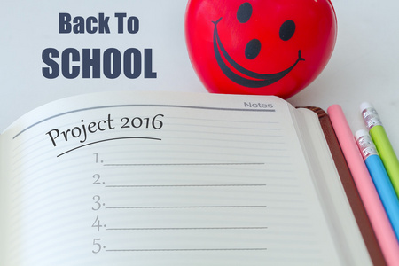 红色的笑脸球在桌子上，回学校概念项目 2016 年