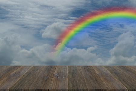 木材的露台和蓝色的天空的彩虹